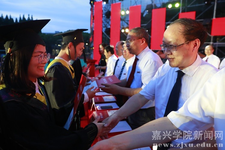 学校举行2018届学生毕业典礼暨学位授予仪式5